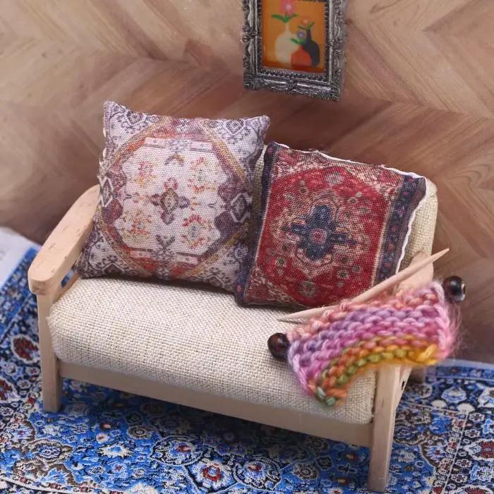 Paquet de deux coussins Boho Chic miniatures à l'échelle 1/12 pour meubles de maison de poupée