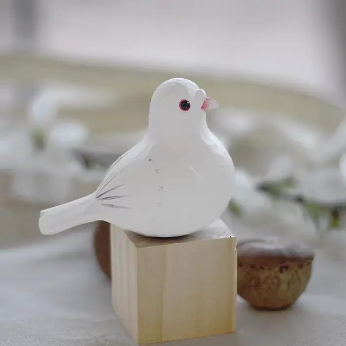 Oiseaux sculptés en bois |   Décoration Paloma de la Paz |   Pigeons blancs et gris |   Sculpture artisanale en bois |   Adorno Mesa Madera Maciza