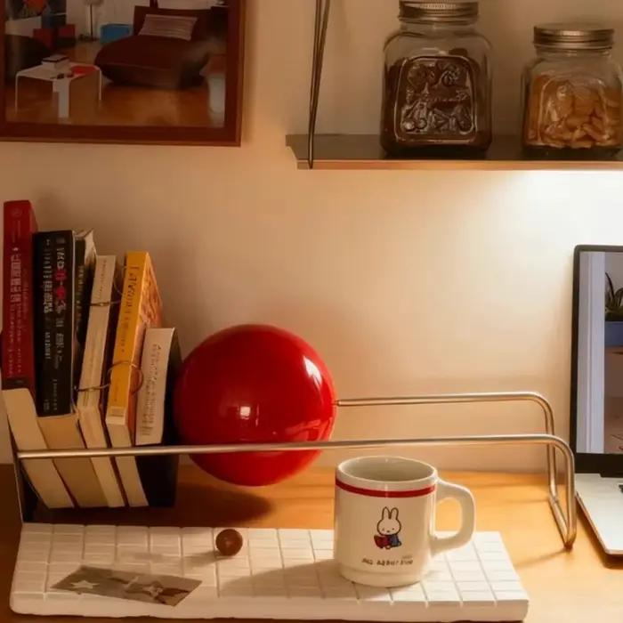Étagère créative au design audacieux – Support de livres flottant et porte-revues de style Mid-Century Modern, organisateur de bureau unique Bauhaus pour le bureau