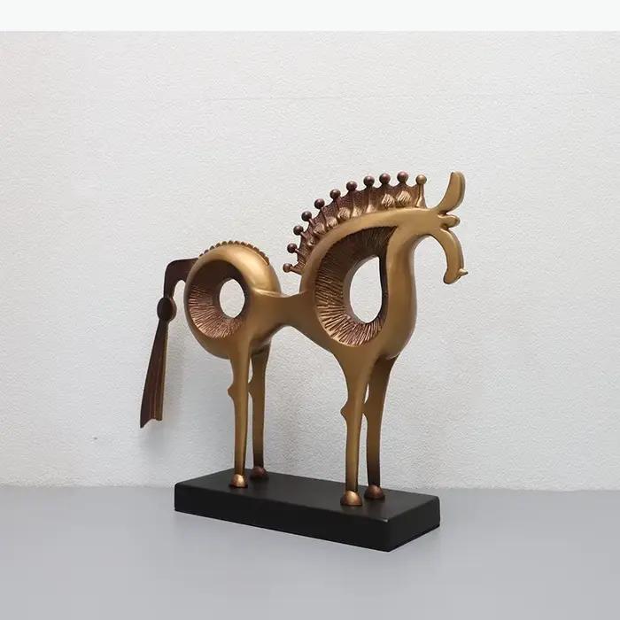 Ornements de cheval dorés géométriques minimalistes, décoration de bureau, artisanat abstrait, sculpture de cheval en métal, décoration esthétique de la pièce