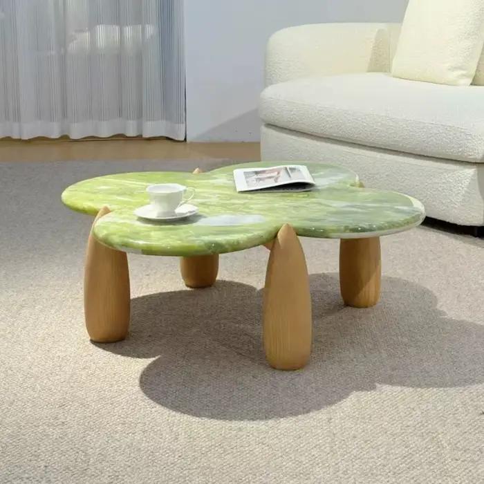 Tables basses colorées en bois