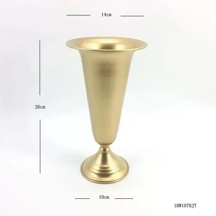 Vase décoratif en fer doré