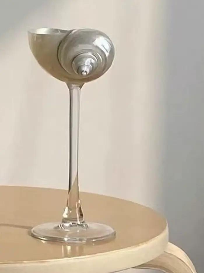 Tasse à pieds hauts en conque naturelle faite à la main