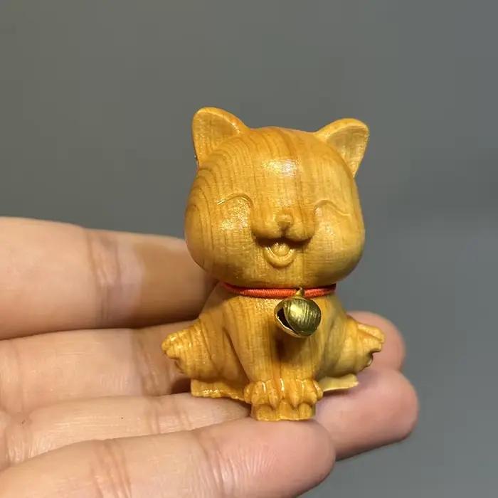 Petites statues d'animaux en bois sculptées à la main