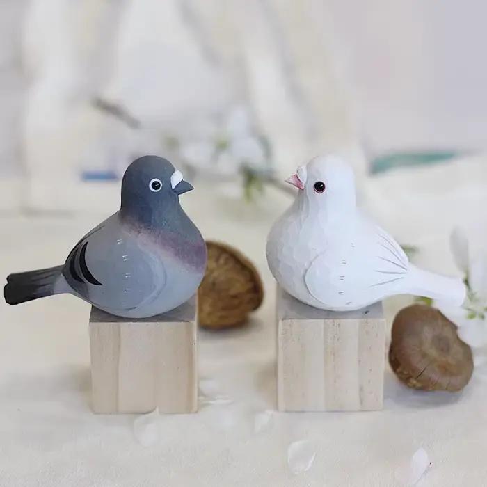 Oiseaux sculptés en bois |   Décoration Paloma de la Paz |   Pigeons blancs et gris |   Sculpture artisanale en bois |   Adorno Mesa Madera Maciza