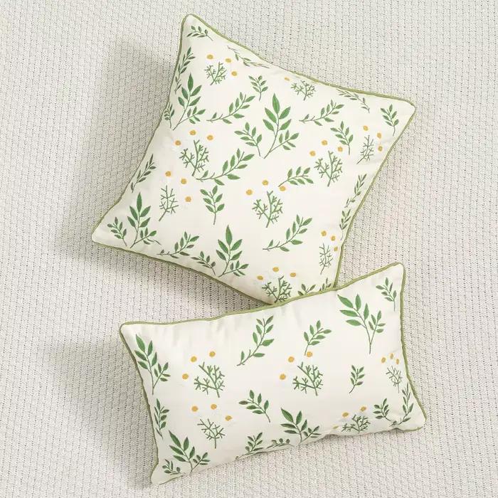 Juste de coussin brodée florale botanique