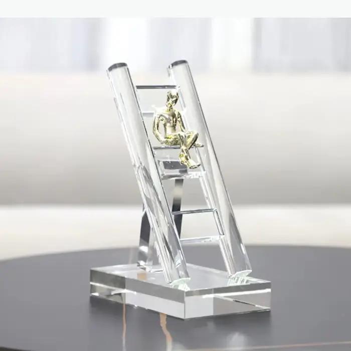Statue de personnage grimpant les escaliers en résine dorée, décoration de bureau créative, sculpture esthétique pour chambre