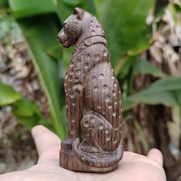 Figurine de léopard en bois sculptée à la main de 3,8 pouces, style réaliste, style naturel, idéale pour les cadeaux de Noël, les décorations d'Halloween, les cadeaux de pendaison de crémaillère, la d