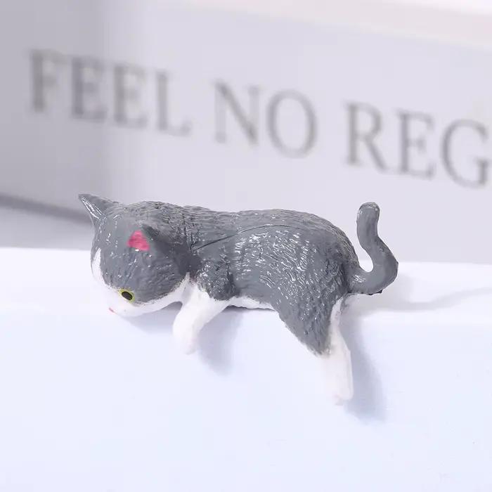 Petite statue de chat, étagère