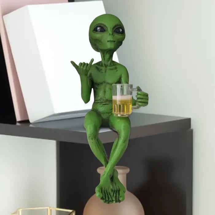Statue d'alien buvant de la bière en résine