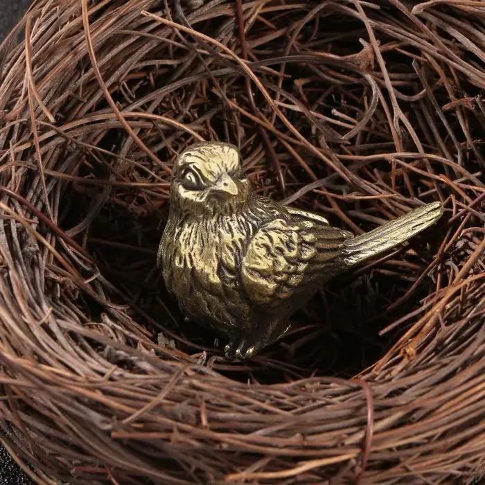 Petite statue d'oiseau moineau rétro