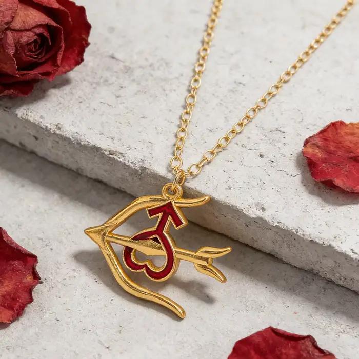 Collier pendentif Cœur Flèche Sailor Mars, Bijou Anime Sailor Moon en émail rouge plaqué or, Accessoire Cosplay Cadeau pour Femme