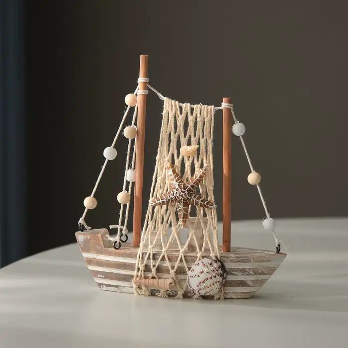 Modèle de bateau en bois vintage de 18 cm, finition vieillie, ton bois clair, voilier avec détails coquillages et filet, décoration intérieure et cadeau