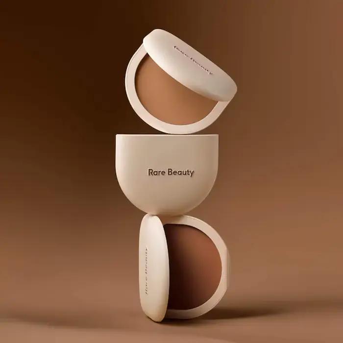 Rare Beauty Stay Genuine Shaded Compact Setting Powder : Poudre fixatrice compacte qui adoucit rapidement, unifie le teint, procure un éclat naturel et fixe le maquillage pour un look quotidien délica