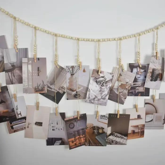 Chaîne de suspension murale pour photos avec clips à pompons en bois et cadres photo à perles