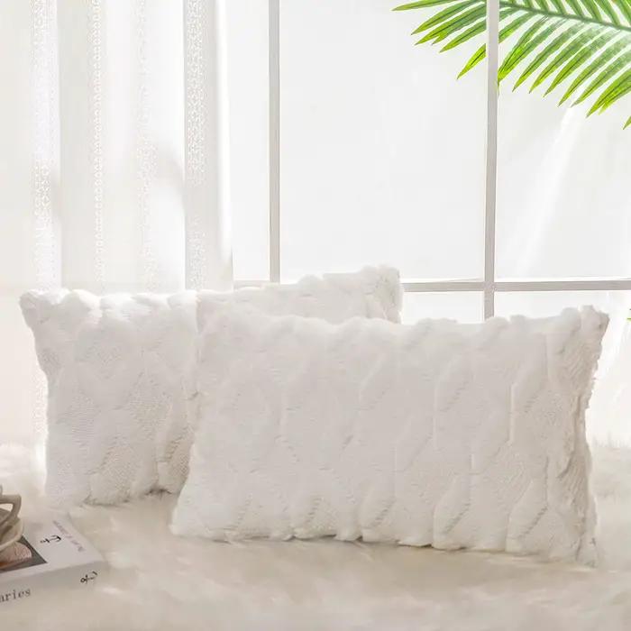 Housse de coussin en peluche blanche