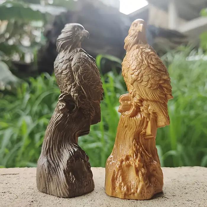 Sculpture d'aigle en bois