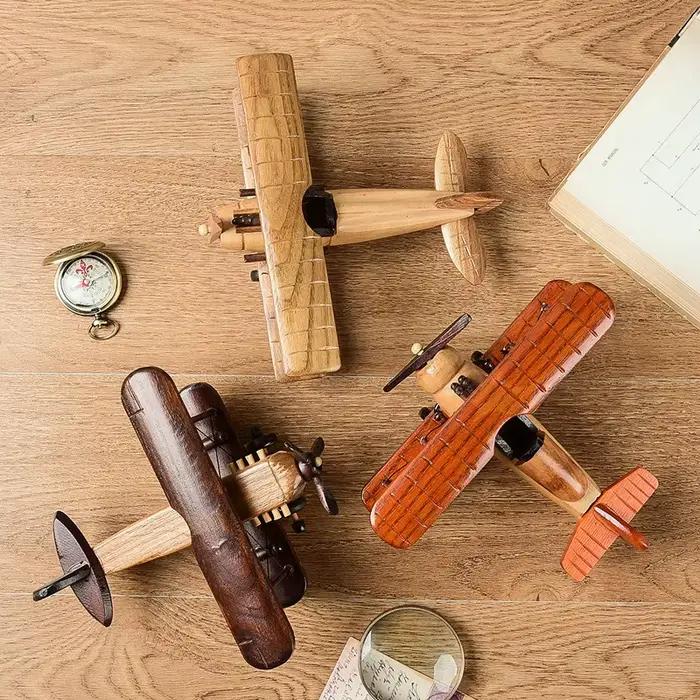 Ornements d'avion en bois rétro