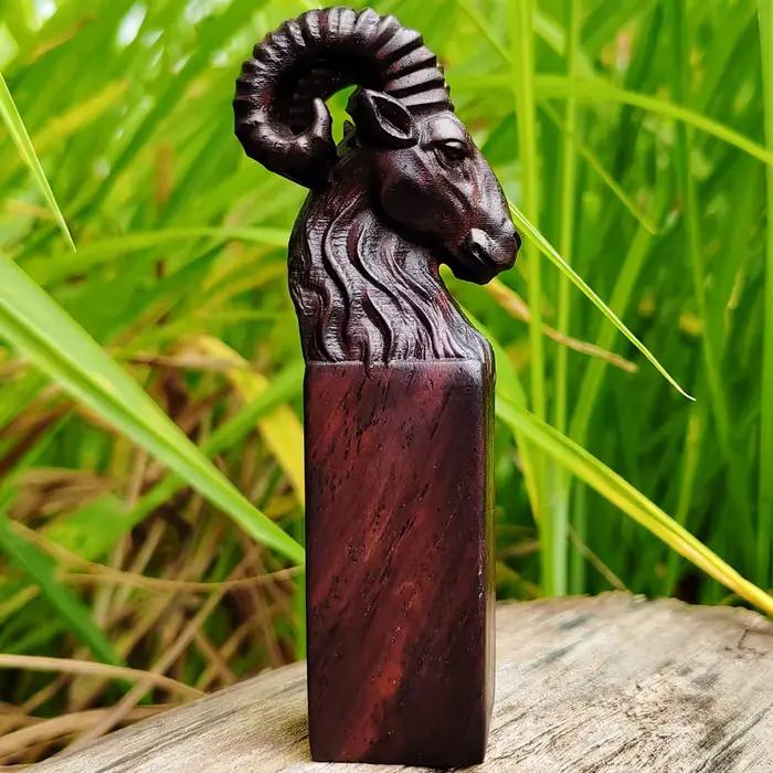 Ornement sculpté en forme de tête de mouton