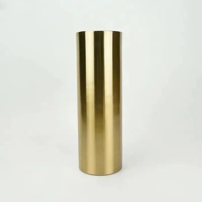 Vase en métal doré cylindrique