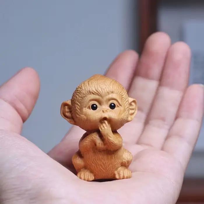 Petites statues d'animaux en bois sculptées à la main