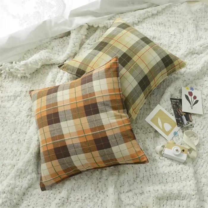 Juste de coussin floquée à carreaux