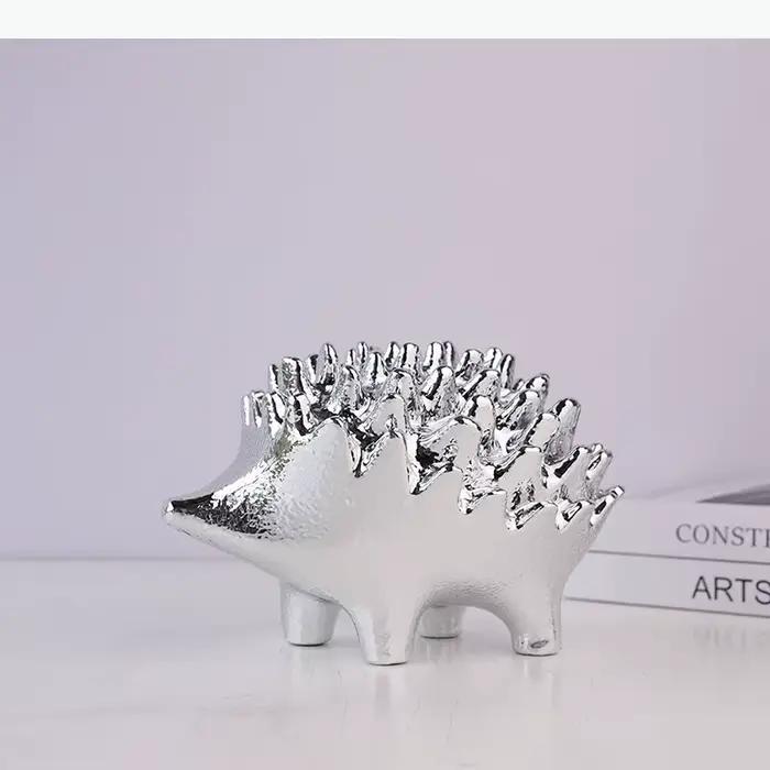 Sculpture d'hérisson doré moderne en métal pour décoration de bureau et maison, idéale pour améliorer l'environnement de travail et la décoration intérieure