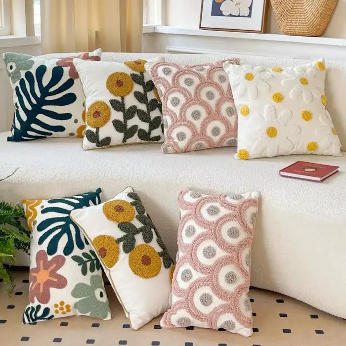 Juste de coussin tuftée avec broderie florale pour canapé