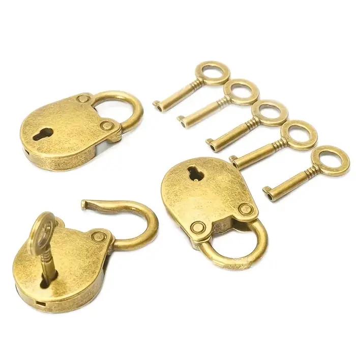 Déverrouillez le charme du passé avec cette mini serrure et cadenas à clé vintage en métal