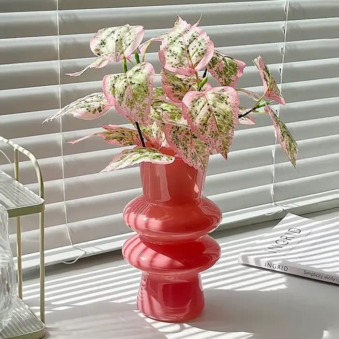 Vase en verre rose moderne
