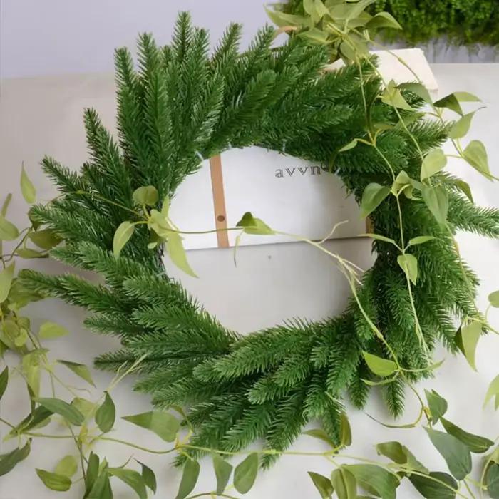 Branches de pin artificielles