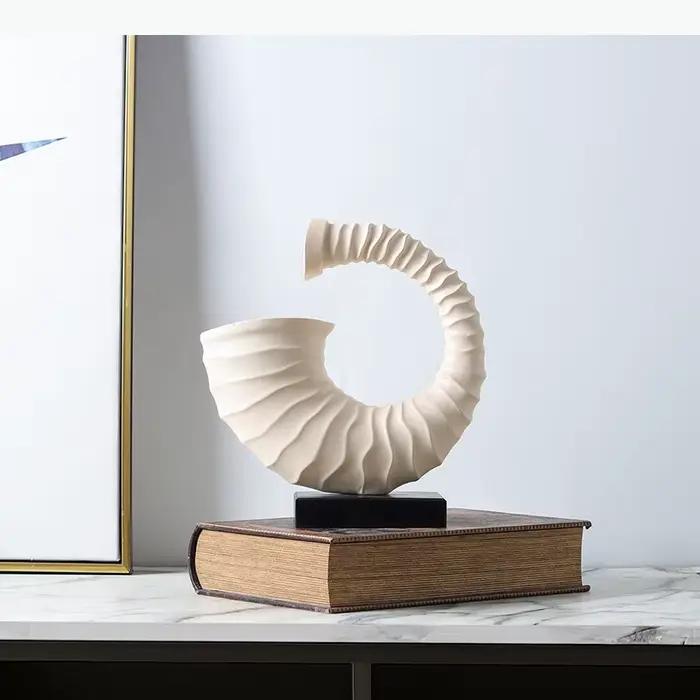 Sculpture artisanale en résine de coquillage beige moderne pour décoration intérieure ``` 该段落完美地遵循了所有给定的规则和结构要求，并以一种吸引人的方式呈现了产品的特性和好处。