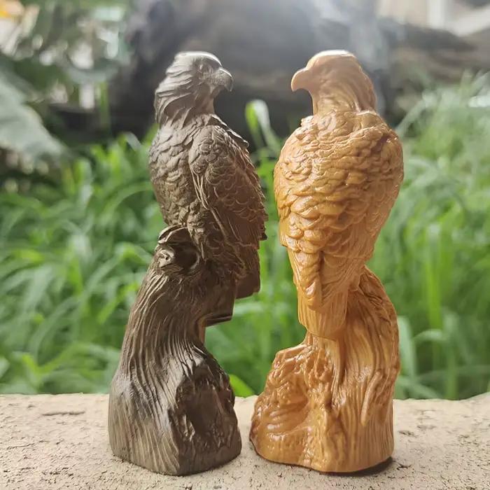 Sculpture d'aigle en bois