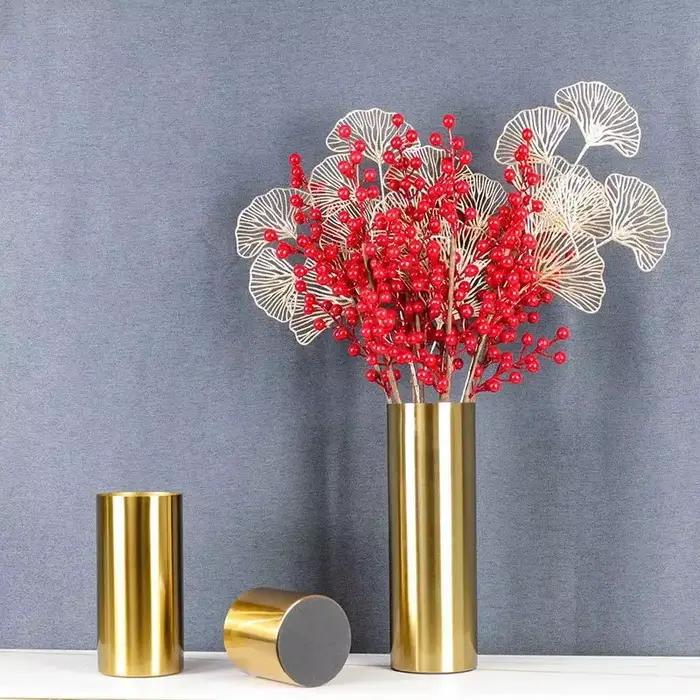 Vase en métal doré cylindrique