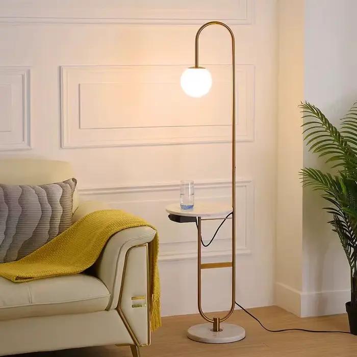 Lampadaire nordique avec étagère Table ronde Art déco lampe de chevet pour salon LED canapé Table basse minimaliste lampe verticale