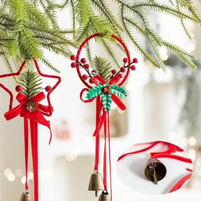 Décor d'arc de noël avec cloches et pommes de pin