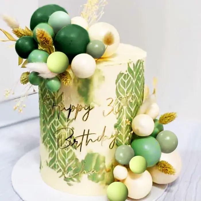 Décoration de gâteau en boules vertes sauge