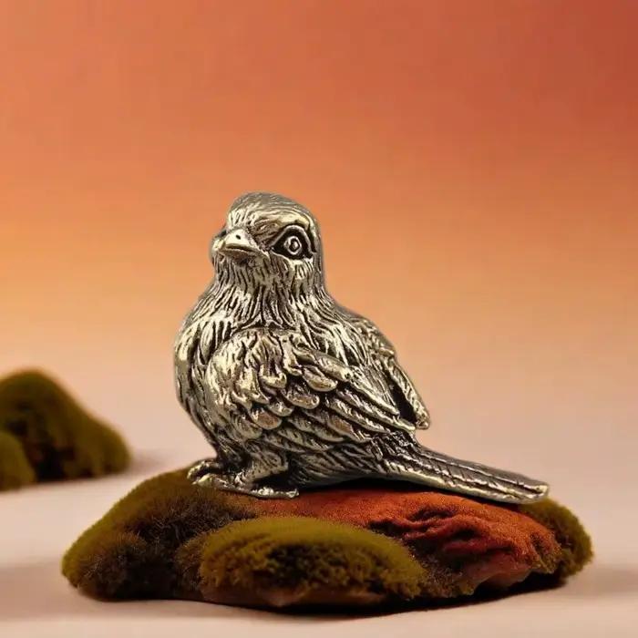 Petite statue d'oiseau moineau rétro