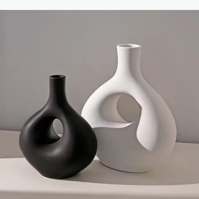 Vase en céramique blanche moderne ajouré pour composition florale et décoration d'intérieur en céramique durable pour la maison occasions spéciales