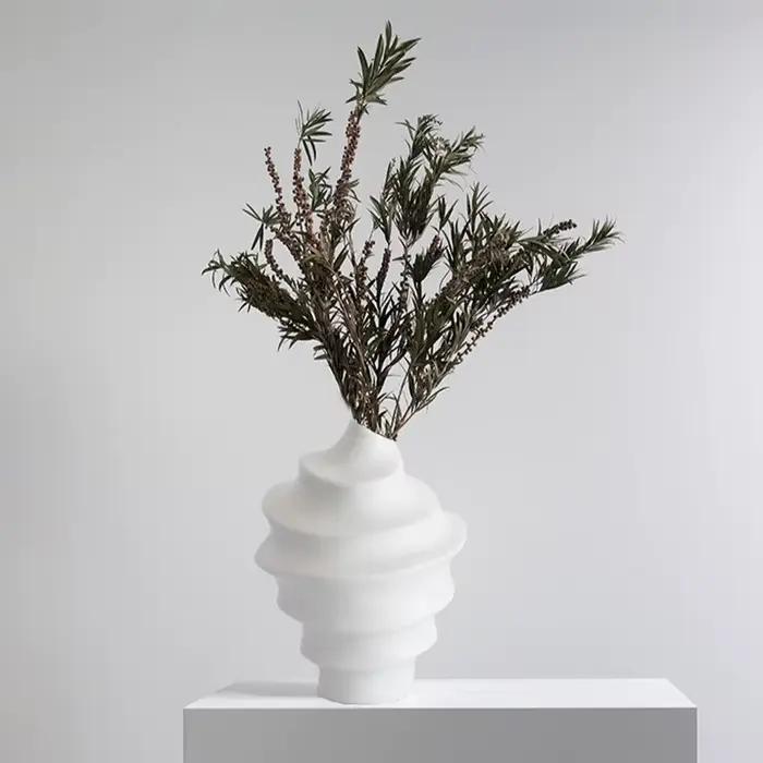 Vase en céramique moderne orné de spirales géométriques pour décoration intérieure et accessoires de maison occasions spéciales