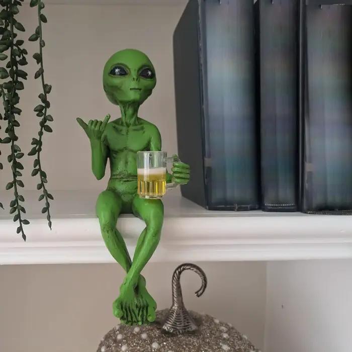 Statue d'alien buvant de la bière en résine
