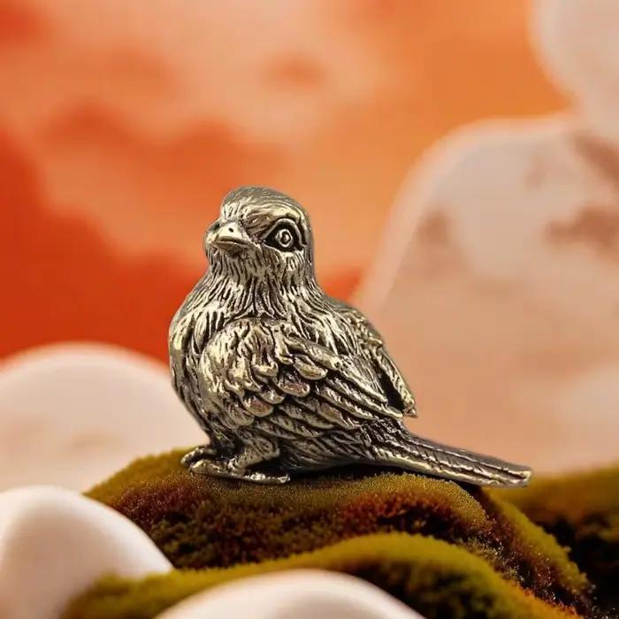 Petite statue d'oiseau moineau rétro