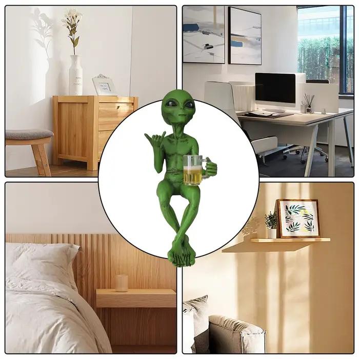 Statue d'alien buvant de la bière en résine