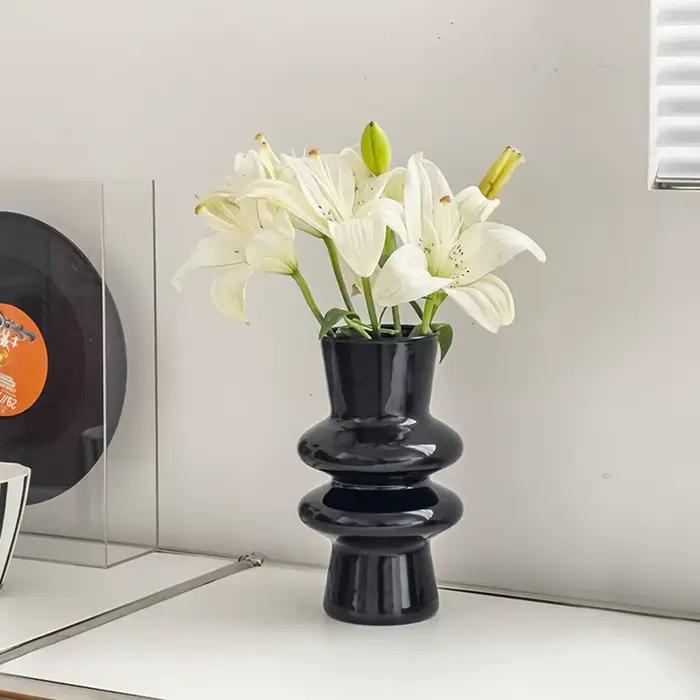 Vase en verre rose moderne