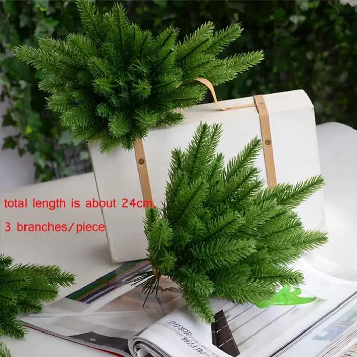 Branches de pin artificielles