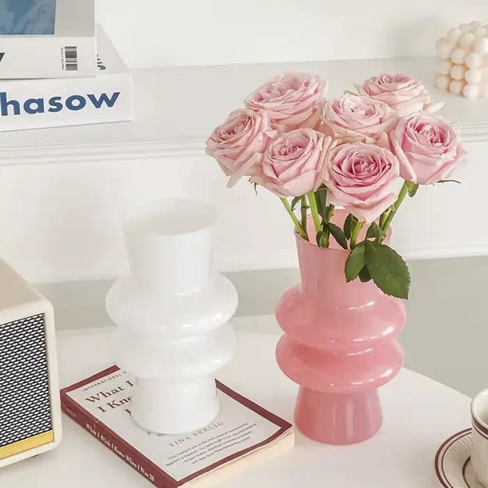 Vase en verre rose moderne