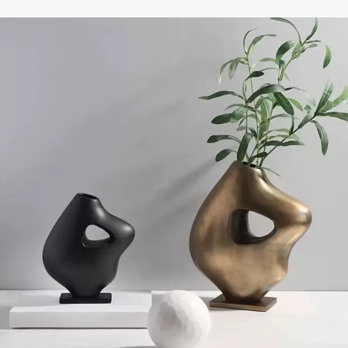 Vase abstrait irrégulier en chine vitreuse modern style pour décoration intérieure vase de table unique ornement pour maison occasions spéciales