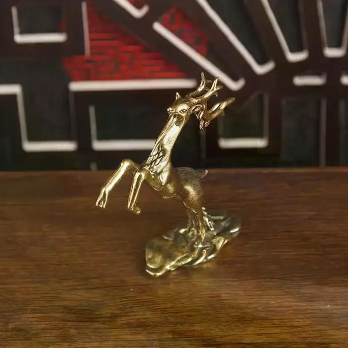 Petite statue de cerf sika sautant en laiton rétro