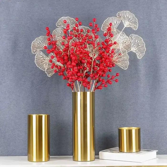 Vase en métal doré cylindrique