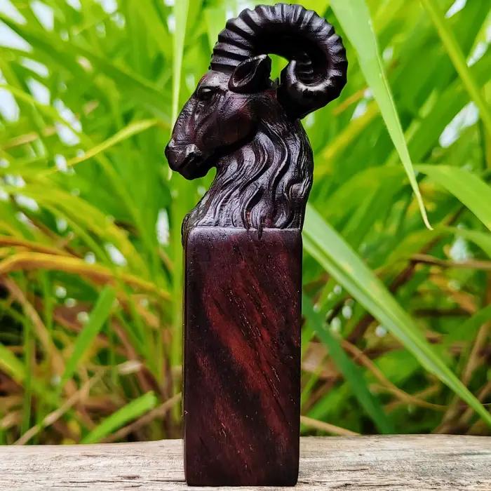 Ornement sculpté en forme de tête de mouton
